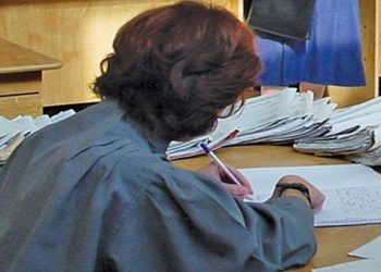 Incident în timpul unei ședințe de judecată | O grefieră a avut nevoie de îngrijiri medicale din cauza EPUIZĂRII, după 12 ore de muncă