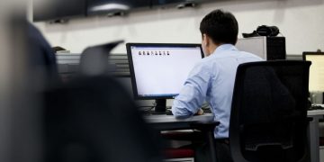 Amendă de 24.000 de lei pentru o firmă acuzată că înregistra discuțiile dintre angajați pentru a le folosi împotriva lor