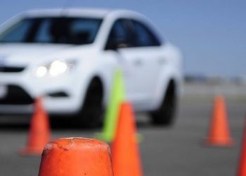 Cursuri de conducere defensivă și de prim ajutor pentru elevii școlilor de șoferi și conducătorii auto cu permisul suspendat (propunere legislativă)