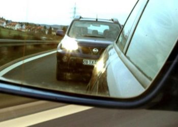 Șoferii care dau flash-uri sau claxonează pentru a li se face loc să treacă vor risca amenzi de mii de lei (DOCUMENT)