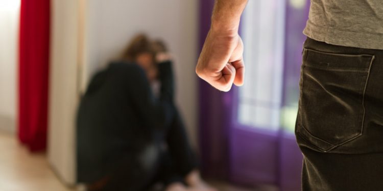 Victimele violenței domestice vor putea beneficia, temporar, de locuințele de necesitate ori de cele sociale (proiect)