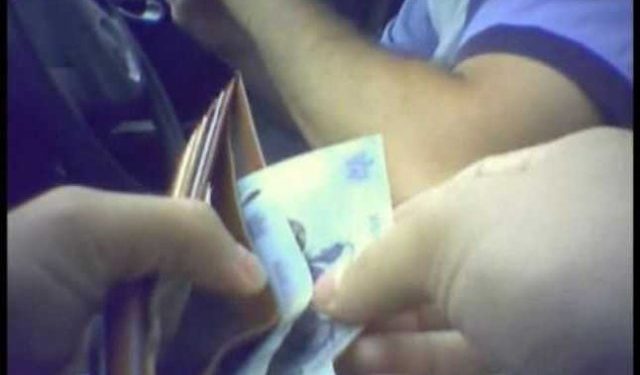 Tată și fiu, trimiși în judecată pentru dare de mită | Tatăl i-a oferit șpagă unui polițist ca să îi dea un telefon fiului său, aflat în arest