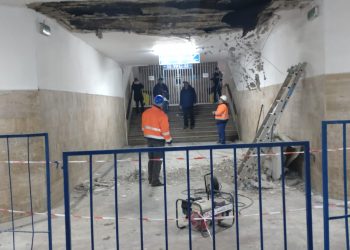 FOTO. O porțiune din tavanul pasajului subteran de lângă Gara Oradea s-a prăbușit | Trecerea a fost închisă