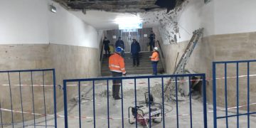 FOTO. O porțiune din tavanul pasajului subteran de lângă Gara Oradea s-a prăbușit | Trecerea a fost închisă