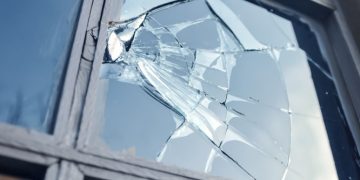 Supărat pe iubită, un orădean a încercat să dea foc unui ferestre din locuința unde se afla aceasta și a spart un geam | A fost arestat pentru 30 de zile