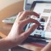 Protecția consumatorilor împotriva recenziilor înșelătoare | 55 % dintre site-urile web verificate încalcă legislația UE