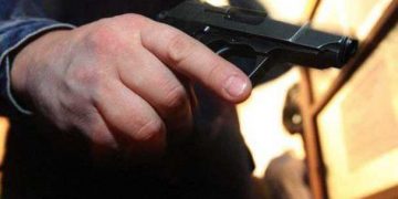 Scandal după o tamponare petrecută în Oradea | Un bărbat a fost arestat după ce l-a amenințat cu un pistol pe celălalt șofer și i-a cerut bani pentru daunele produse