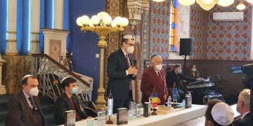 FOTO-VIDEO | ”Istoria Holocaustului. Desfiinţarea omului: de la ascensiunea lui Hitler până la execuția lui Eichmann” – Lansare de carte la Sinagoga Mare Ortodoxă din Oradea