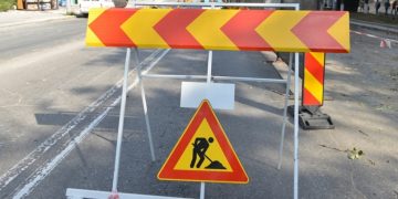 Despăgubiri de peste 140.000 de lei pentru un muncitor rănit într-un accident produs în timp ce ”plomba” o șosea din Oradea | Daunele vor fi plătite de CNAIR și un inginer găsit responsabil pentru nesemnalizarea lucrărilor