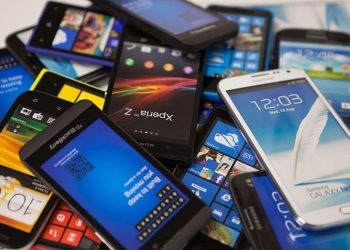 Telefoane mobile de 43 de milioane de lei, vândute pe internet, fără să fie plătite taxe