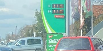 Aglomerație la pompe | De teama scumpirilor, șoferii din Oradea și mai multe localități din Bihor au format cozi kilometrice la benzinării. În Beiuș motorina a ajuns la 11 lei/litru