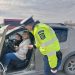 De 8 Martie, polițiștii bihoreni le-au oferit flori, dulciuri și cafea ucrainencelor întâlnite în trafic