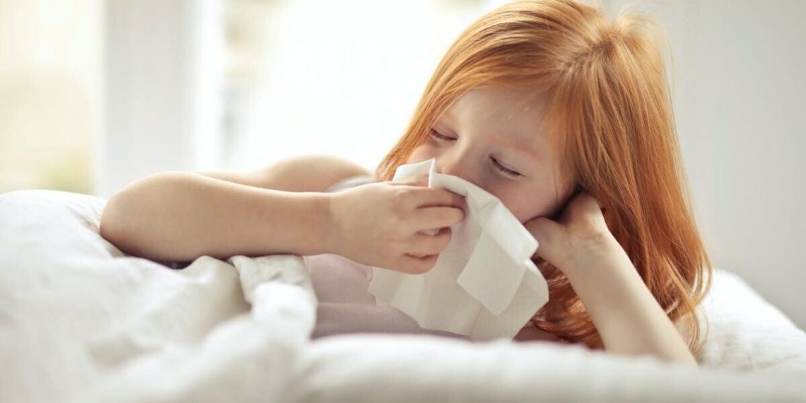 Lege promulgată | Părinții care nu sunt în izolare vor putea primi concediu medical pentru îngrijirea copiilor carantinați