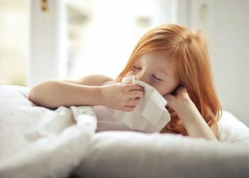 Lege promulgată | Părinții care nu sunt în izolare vor putea primi concediu medical pentru îngrijirea copiilor carantinați