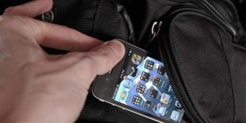 Tupeu de borfaș | Un adolescent de 15 ani, din Salonta, a fost arestat după ce a furat două telefoane de sub nasul victimelor. Anul trecut a fost judecat pentru o tâlhărie