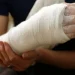 Despăgubiri de 15.000 de lei pentru o femeie care și-a fracturat mâna într-un magazin Kaufland