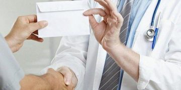 Trei doctorițe, reținute pentru mită și trafic de influență | Una dintre ele ar fi primit de la rezidentă 2.000 de euro ca să o ajute să treacă un examen