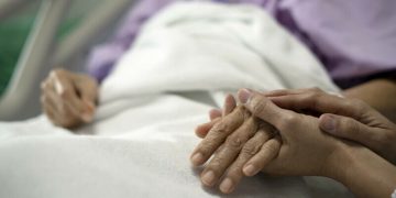 Persoanele care îngrijesc bolnavi de cancer beneficiază de concediu medical şi de o indemnizaţie | Detalii despre modul în care sunt acordate beneficiile
