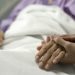 Persoanele care îngrijesc bolnavi de cancer beneficiază de concediu medical şi de o indemnizaţie | Detalii despre modul în care sunt acordate beneficiile