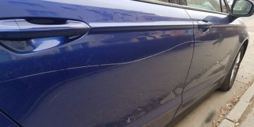 Derbedeu în acțiune | Un bărbat a fost reținut după ce a zgâriat 11 mașini parcate în Oradea. 15.000 de lei este valoarea prejudiciului