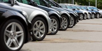 Instituțiile publice își pot cumpăra mașini cu 5.000 de euro mai scumpe decât până acum | Care este prețul maxim și ce putere pot avea autoturismele