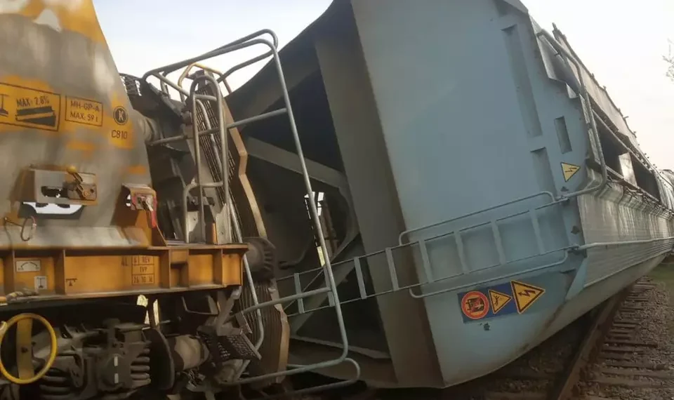 Un vagon s-a răsturnat, iar alte două au deraiat la Diosig