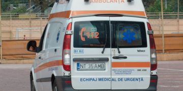 Opt ambulanțieri, reținuți pentru că au dat mită ca să fie angajați definitiv | Banii au ajuns la managerul Serviciului Județean de Ambulanță