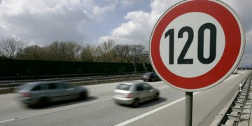 Limita de viteză pe drumurile expres, în afara localităților, crește la 120 km/h |  Ce modificări au fost aduse Codului Rutier printr-o lege promulgată azi