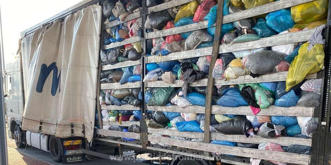 VIDEO | Peste 33 de tone de anvelope uzate și haine second hand, oprite la PTF Borș II