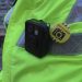 Mită în direct | Un șofer care a pus șpaga în portbagajul unei mașini de Poliție, înregistrat de bodycam-ul unui agent