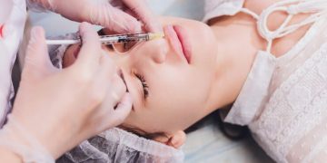 Medici de la o clinică de înfrumusețare, puși sub control judiciar pentru exercitarea fără drept a unei profesii și înșelăciune