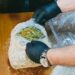 Droguri prin curier | Prinși în flagrant delict în timp ce ridicau un colet cu canabis și metadonă