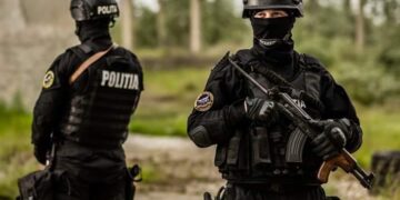 Reținere ”în grup” în Bihor | 11 persoane care au amenințat și i-au oferit bani unei minore ca să-și retragă plângerea penală, au fost trimise în arest