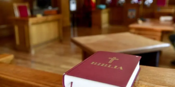 Un bărbat care și-a dat în judecată fostul angajator a cerut Tribunalului Bihor ca Biblia să fie luată de pe pupitrul martorilor: ”În Biblie sunt multe blesteme”