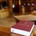 Un bărbat care și-a dat în judecată fostul angajator a cerut Tribunalului Bihor ca Biblia să fie luată de pe pupitrul martorilor: ”În Biblie sunt multe blesteme”