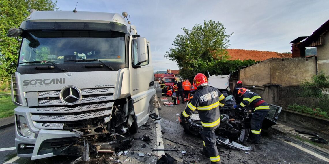 VIDEO. Tragedie pe DN1 | Două persoane au murit în urma ciocnirii dintre un autotren și un autoturism, lângă Aleșd