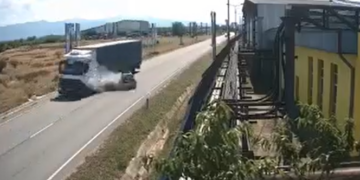 VIDEO. Accidentul de la Sudrigiu, unde un TIR s-a răsturnat și a blocat DN76, surprins de o cameră de supraveghere