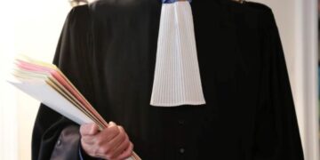 Avocat pus sub control judiciar pentru trafic de influență | Și-ar fi mințit clientul și i-ar fi cerut 20.000 de euro ca să-i schimbe încadrarea faptei
