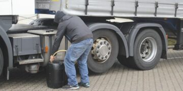 Atac la basculante și autotrenuri parcate în Oradea | Patru tineri au furat zeci de acumulatori auto și 1200 de litri de motorină