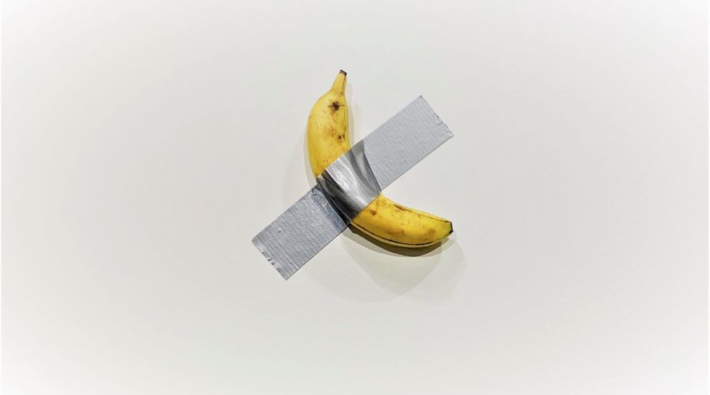 Banana lipită cu bandă adezivă pe perete, subiect de proces | Acuzat că a plagiat ”opera de artă”, unui artist i se cer 390.000 de dolari