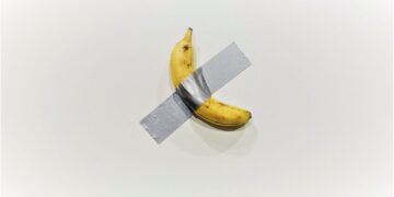 Banana lipită cu bandă adezivă pe perete, subiect de proces | Acuzat că a plagiat ”opera de artă”, unui artist i se cer 390.000 de dolari
