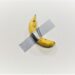 Banana lipită cu bandă adezivă pe perete, subiect de proces | Acuzat că a plagiat ”opera de artă”, unui artist i se cer 390.000 de dolari