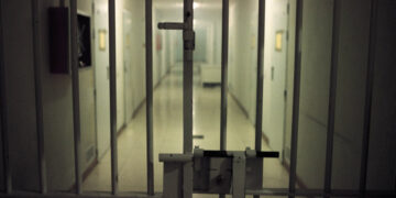 Deținutul care a incendiat o celulă în Penitenciarul Oradea a murit la spital