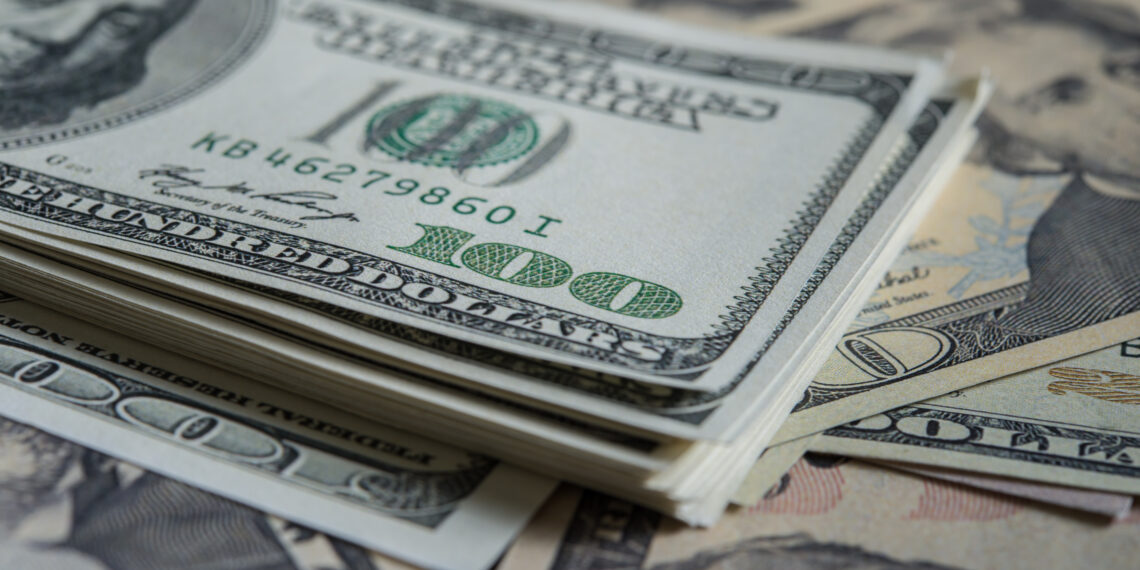 Maxim istoric pentru dolarul american: a depășit pragul de 5 lei