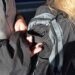 Hoț cu tupeu | Un bărbat prins de victimă cu mâna în ghiozdan a recurs la amenințări ca să scape