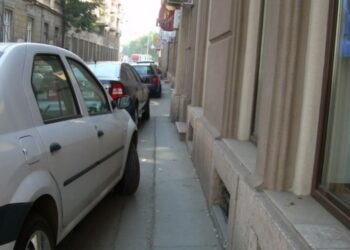 Mașinile parcate pe trotuar vor putea fi ridicate prin dispoziție a Poliției Rutiere