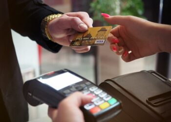 Românii ar putea beneficia de un cont bancar gratuit, fără comisioane