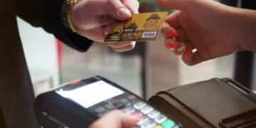 Românii ar putea beneficia de un cont bancar gratuit, fără comisioane