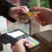 Românii ar putea beneficia de un cont bancar gratuit, fără comisioane