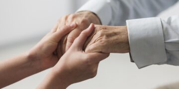 Cei care îngrijesc vârstnici vor putea cere o indemnizație de la stat | Legea a trecut în Parlament